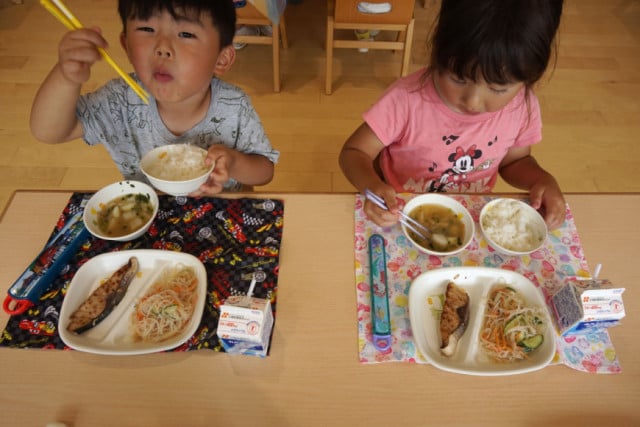 お昼は完全自園給食。